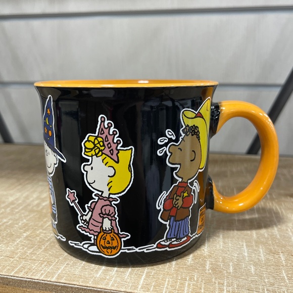 Peanuts Snoopy Halloween Charlie Lucy Sally Linus Franklin Ceramic Mug NWT - Picture 4 of 5